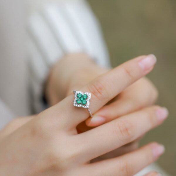 Hot pick light luxury four-leaf clover petal ring S925 silver inlaid cultivated emerald finger ring simple fashion versatile - Image 2