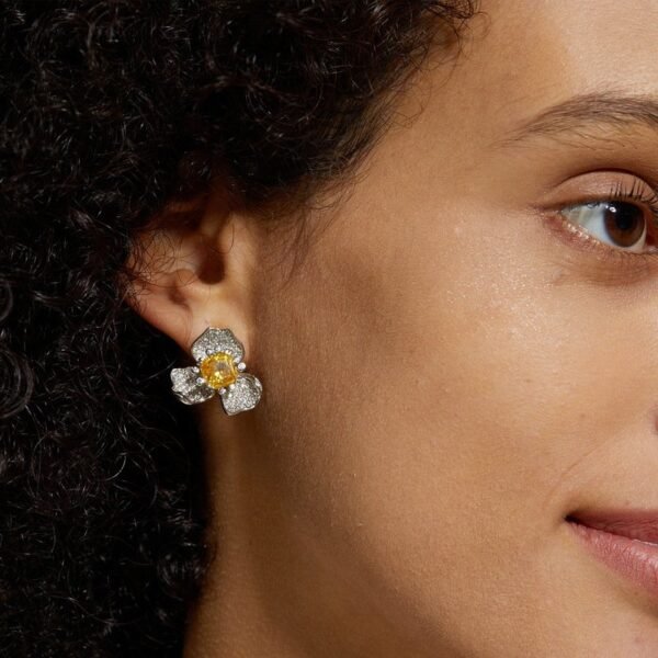 Hot models S925 sterling silver flower earrings senior sense of temperament ultra-flash high carbon diamond earrings live explosive models - Image 2