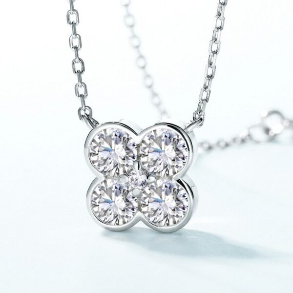Four petals flower moissanite necklace S925 silver inlaid with radiant moissanite collarbone chain personalized simple - Image 3